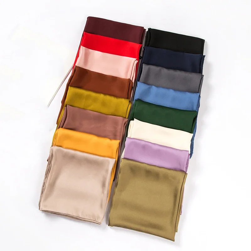 サテンスカーフ レディース 70cm 無地 スムースな表面  - Scarf Silk Square のレビューと価格