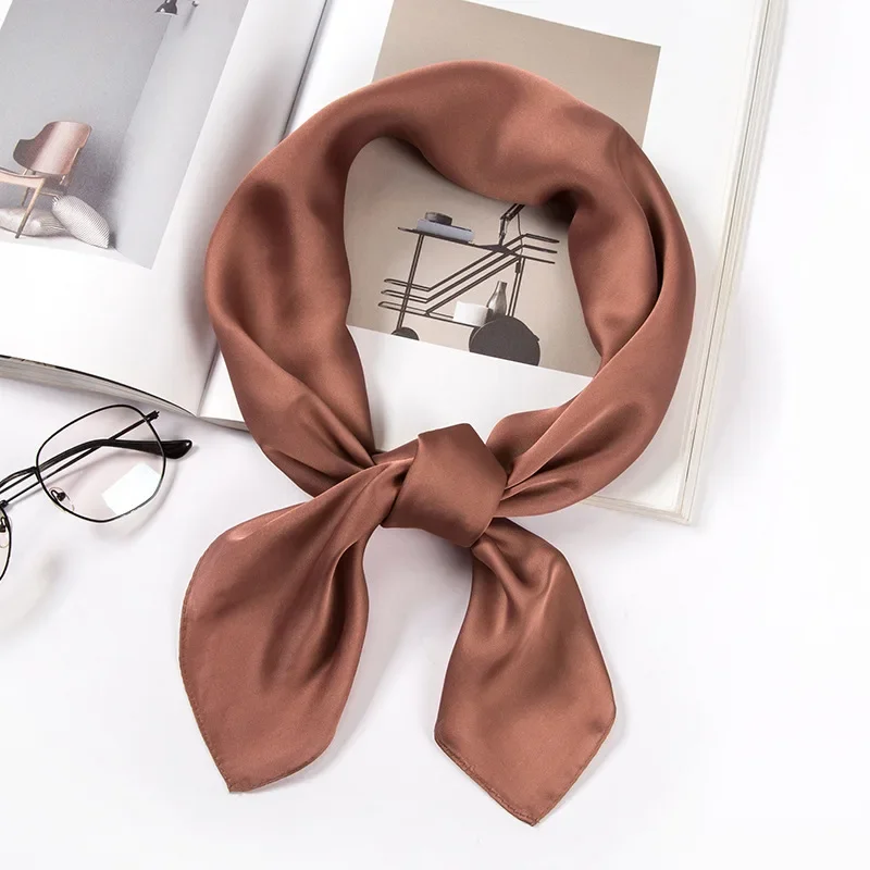 サテンスカーフ レディース 70cm 無地 スムースな表面  - Scarf Silk Square のレビューと価格