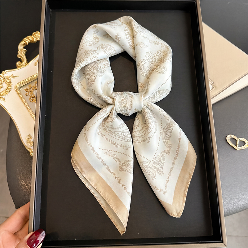 ヴィンテージベージュペイズリープリントスクエアスカーフサテン - Scarf Silk Square のレビューと価格