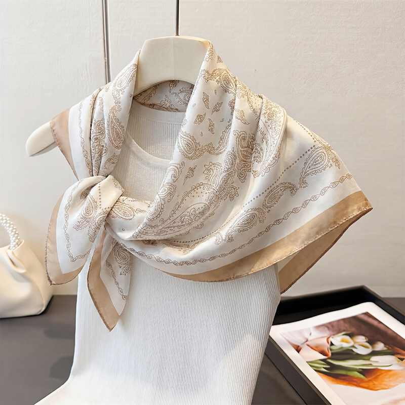ヴィンテージベージュペイズリープリントスクエアスカーフサテン - Scarf Silk Square のレビューと価格